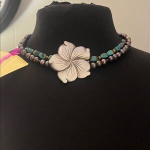 Elegant Floral Pearl Necklace